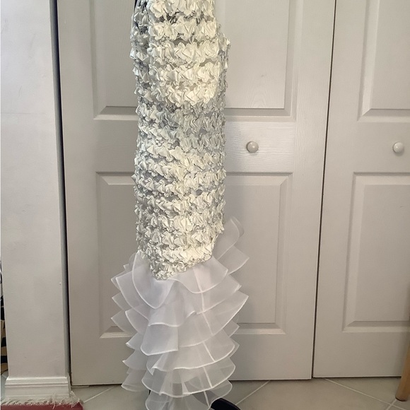 Elegant White Ruffled Dress - Picture 4 of 12